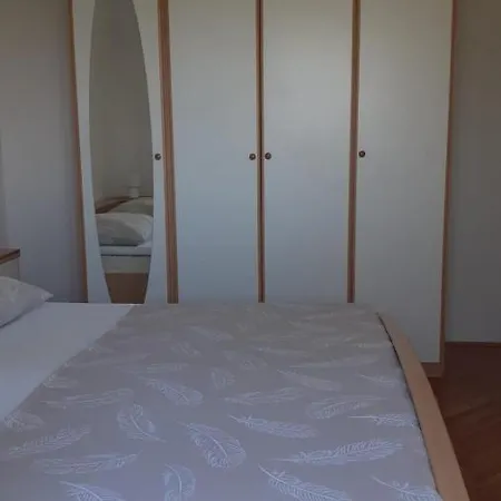 Apartment Viki Lozovac