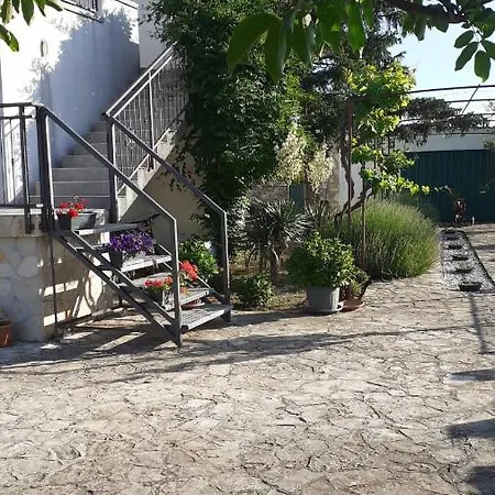 Viki Apartment *